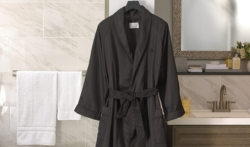 https://www.shopsonesta.com/images/products/lrg/sonesta-mr-robe-son-400-02-bk-nl-os_1_lrg.jpg